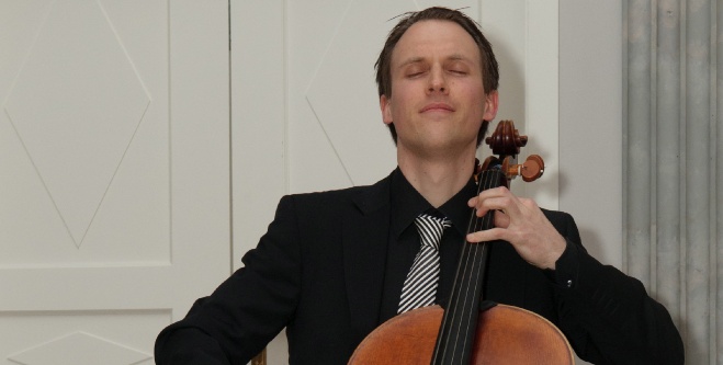 Sebastian Diezig joue le violoncelle