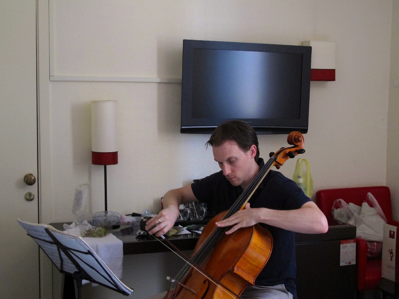 Photo of Sebastian Diezig playing the cello